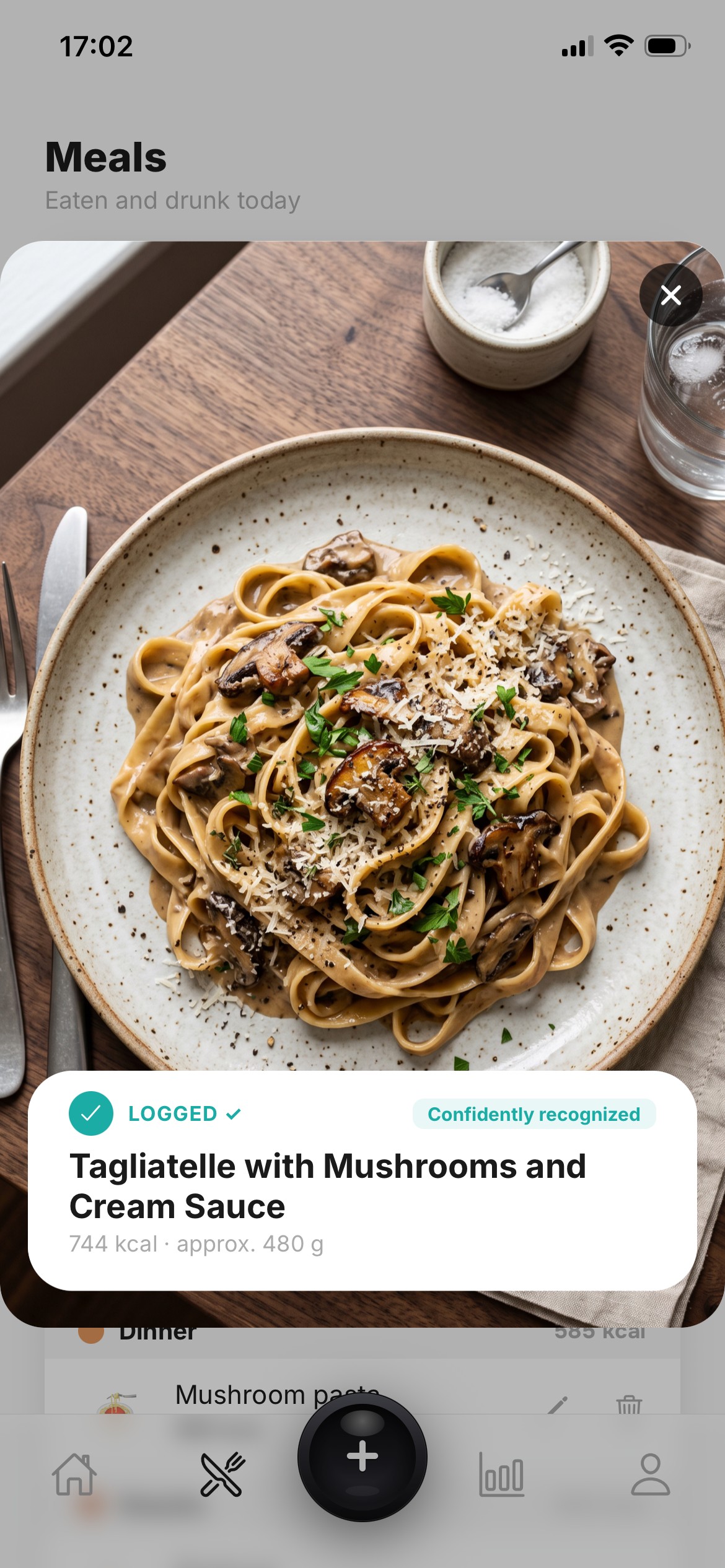 Food scanner: a photographed plate of tagliatelle with mushrooms and cream sauce, recognized automatically and logged with 744 kcal.